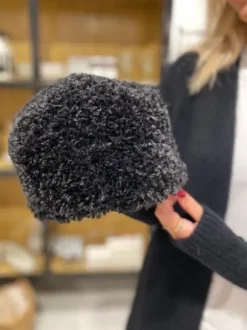 Gauhar - Faux fur tekoturkishattu, black