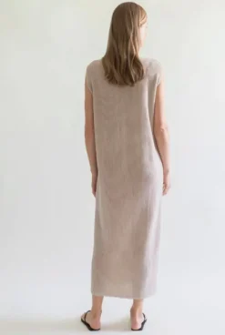 Gauhar - pellavamekko v-kaula-aukolla, sand