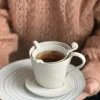 Keraaminen teesihti Tuiasin mukiin, valkoinen